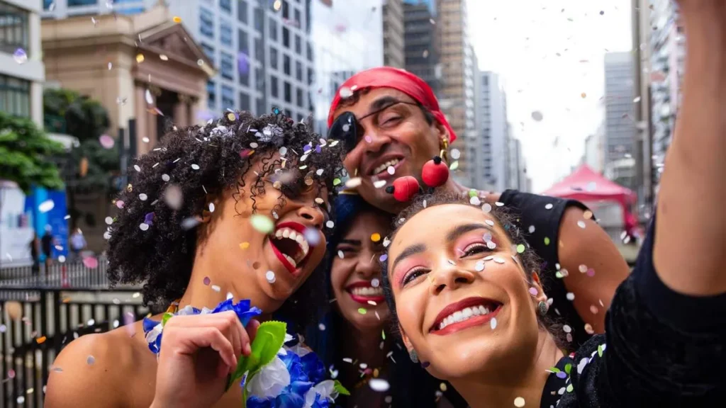 Imagem pessoas folias curtindo o carnaval e tirando uma selfie do artigo Carnaval é pecado?