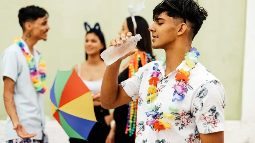 Imagem Carnaval 2024 bebendo agua do artigo É possível ser cristão autêntico e pular o Carnaval?