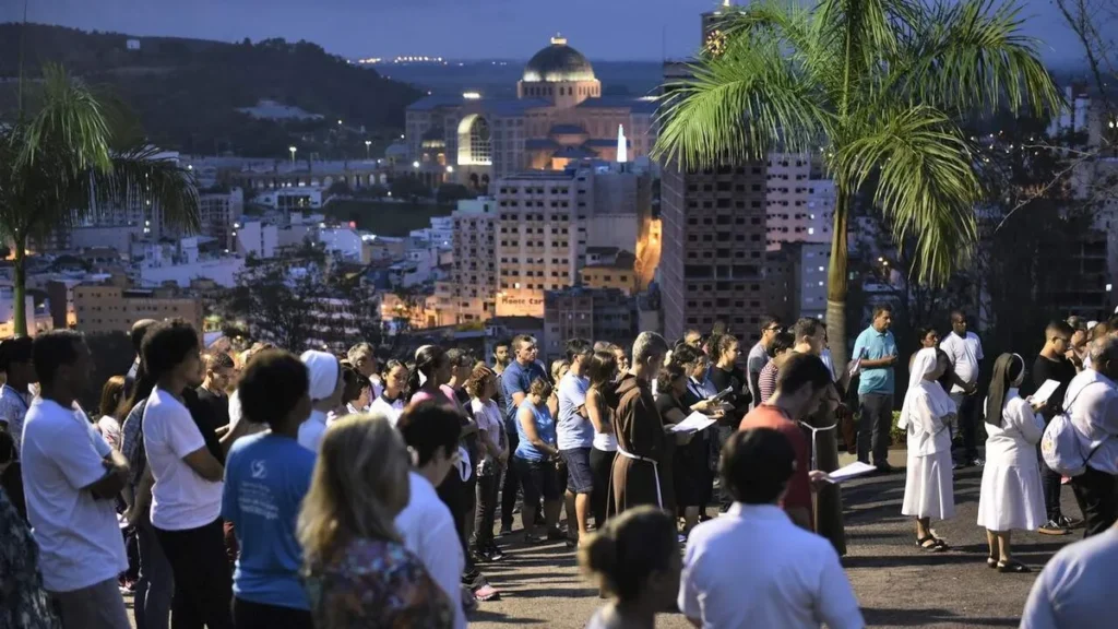 Imagem Via Sacra Morro do Cruzeiro 3 do artigo Tradicional Via-Sacra reúne fiéis no Morro do Cruzeiro
