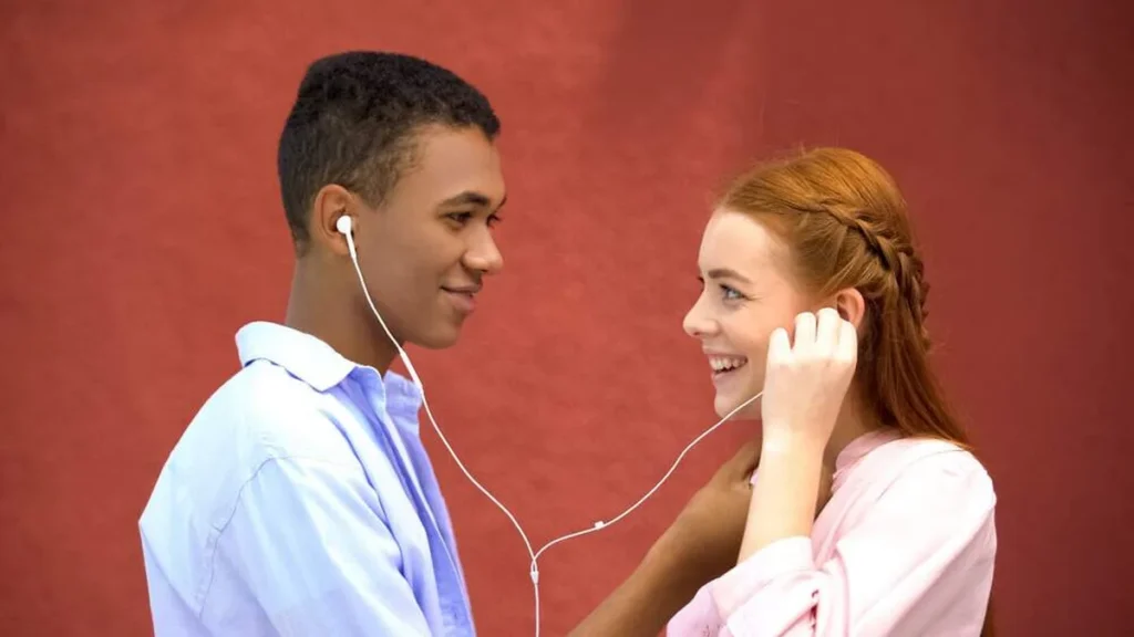 Imagem casal ouvindo musica do artigo As 10 músicas mais românticas de todos os tempos, segundo o Spotify
