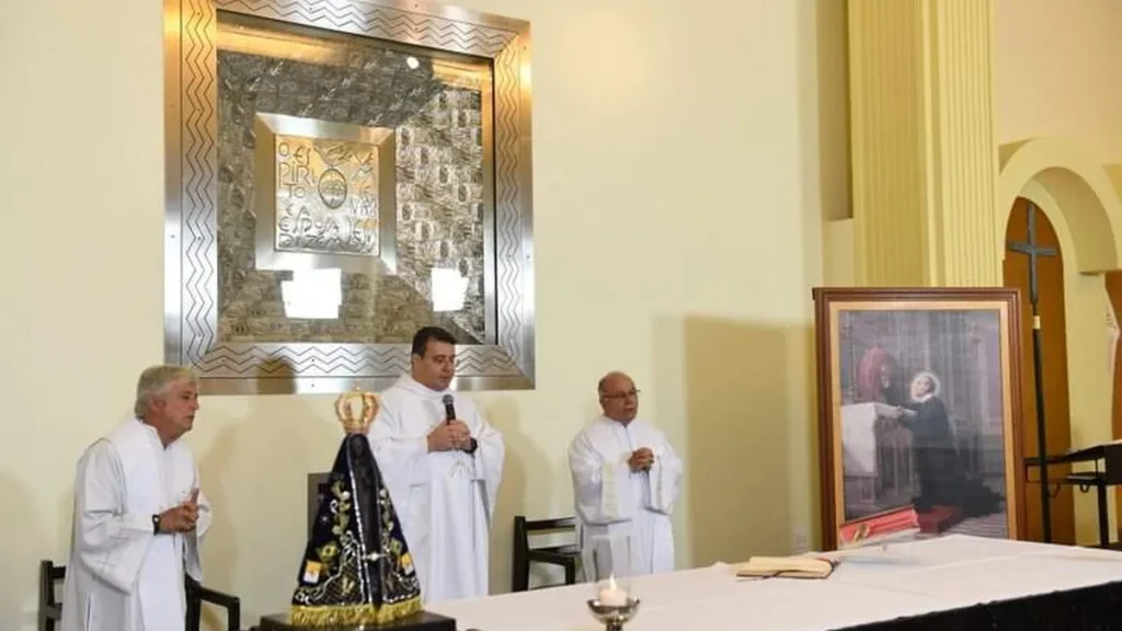 Missa de Aparecida na Capela dos Apóstolo, localizada atrás do Nicho de Nossa Senhora Aparecida.