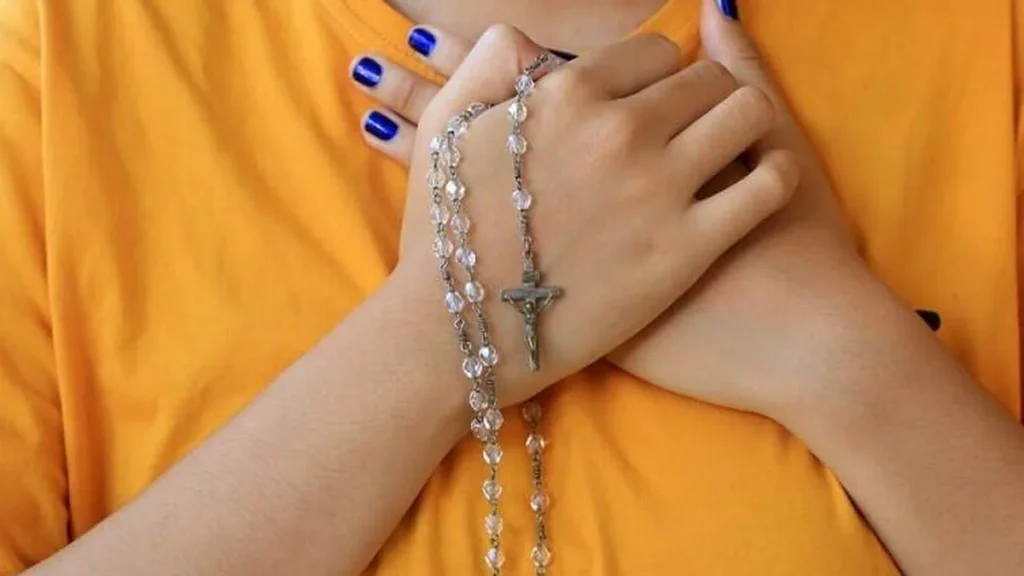 Imagem rezar com o coracao do artigo Urgente: 3 motivos para rezar o Oficio de Nossa Senhora!