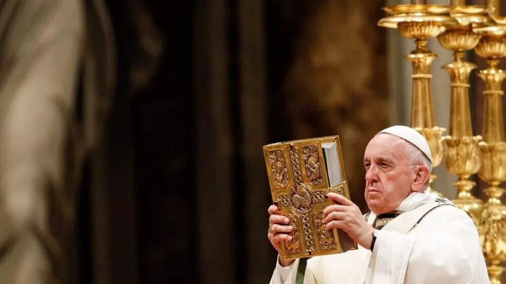 Imagem papa francisco biblia do artigo Francisco reza pela união da Europa