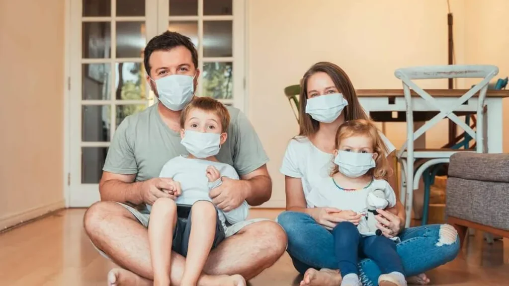 Imagem Familia usando mascara isolamento social do artigo A família e o coronavírus