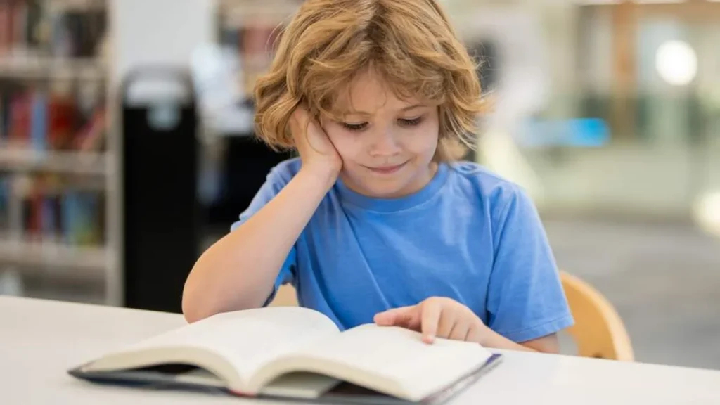 Imagem crianca lendo do artigo Como preparar meu filho para um futuro de sucesso?