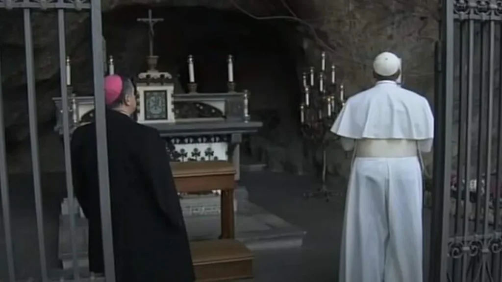 Imagem papa gruta de lourdes do artigo Reze o terço nos Jardins Vaticanos com Papa Francisco