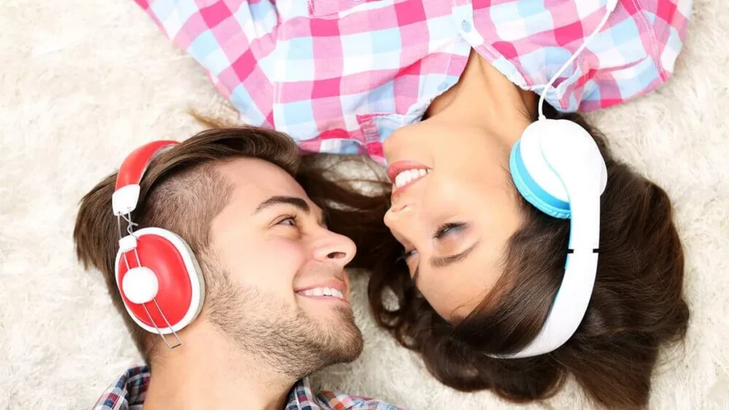 Imagem casal de namorados do artigo 7 casais que são parceiros na vida e na música