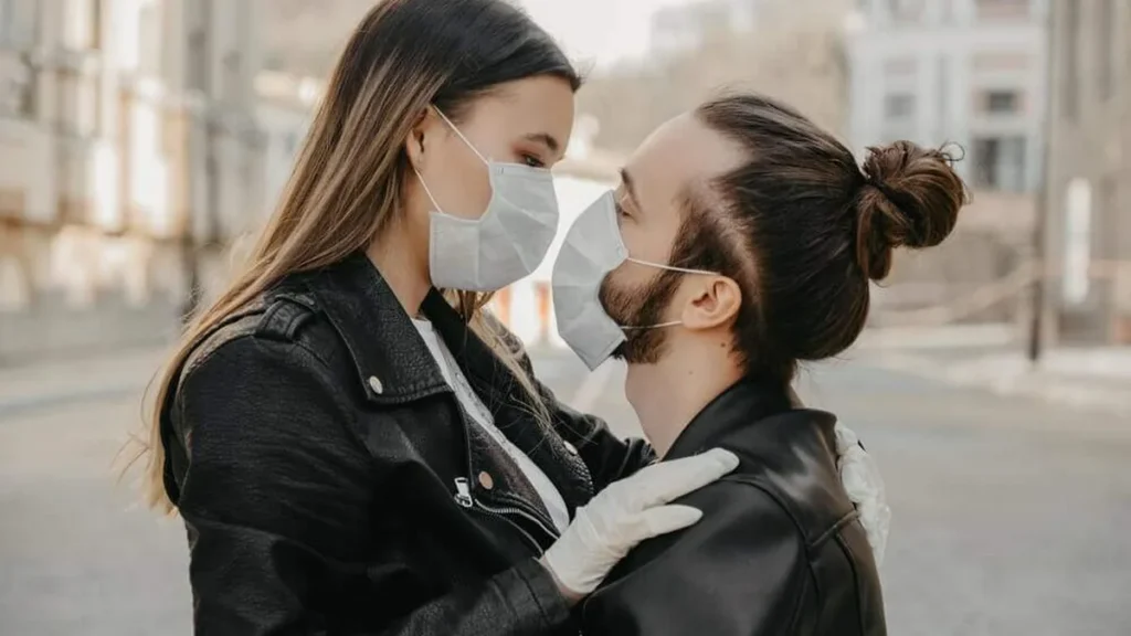Imagem casal de namorados de mascara do artigo Dia dos Namorados em tempo de pandemia