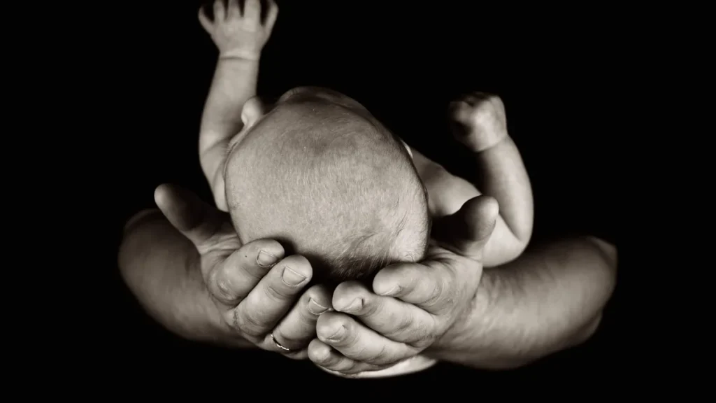 Imagem pai segura filho bebe nas maos do artigo A missão do pai