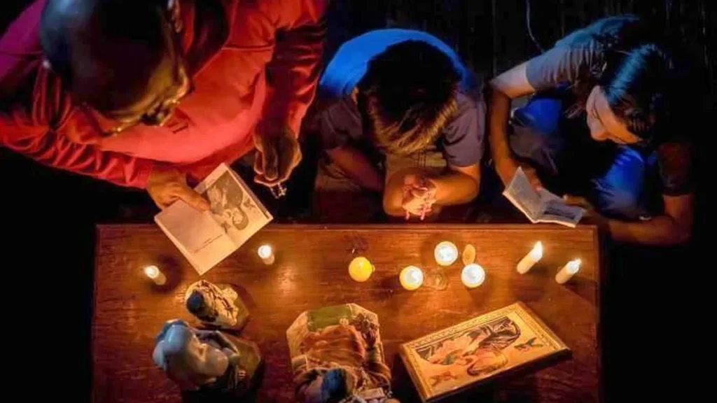 Imagem familia novena perpetua do artigo Como rezar a Novena de Nossa Senhora do Perpétuo Socorro em casa