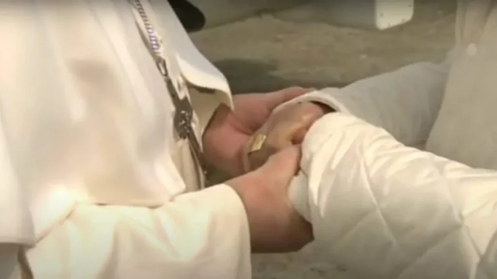 Imagem papa francisco bento xvi do artigo A oração de Francisco pelos irmãos Ratzinger