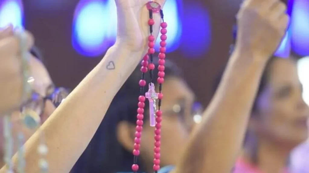 Momento da oração do Santo Terço no Altar Central