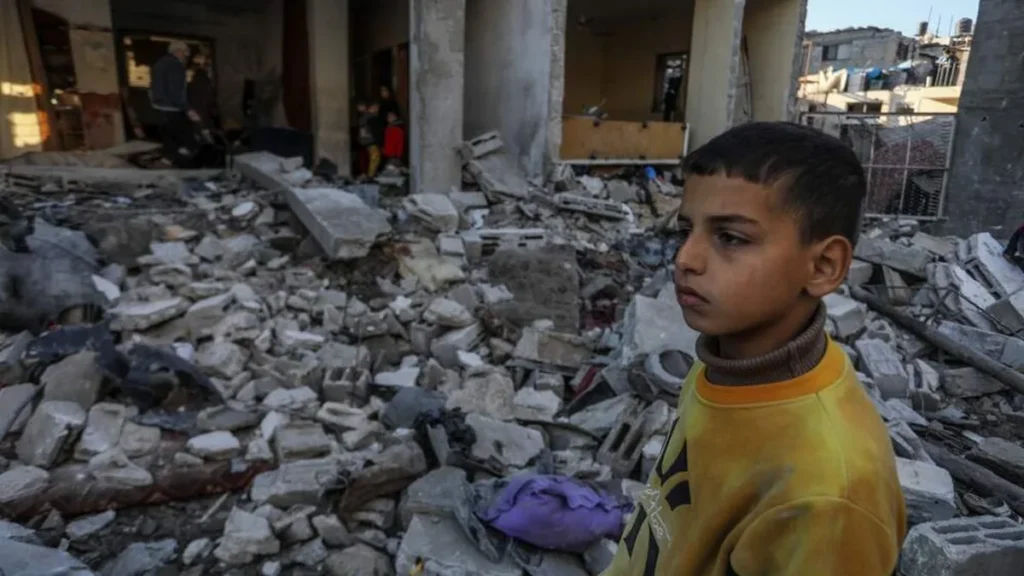 Imagem crianca em conflito israel e palestina do artigo Por que a "Terra Santa" continua em conflito até hoje?