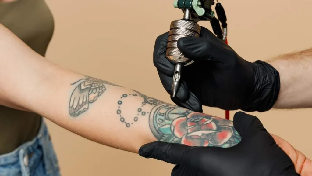 Imagem fazendo tatuagem do artigo Quero fazer uma tatuagem. É pecado?