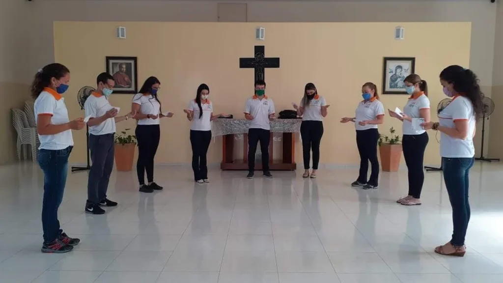 Colaboradores no momento de oração.