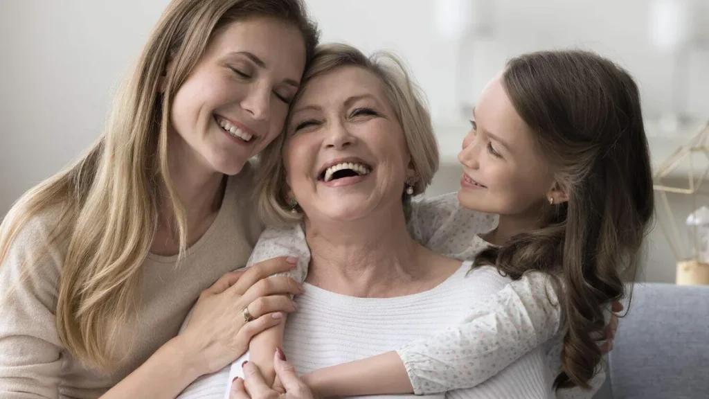 Imagem Filha mae e avo se abracando do artigo Oração para as Mães
