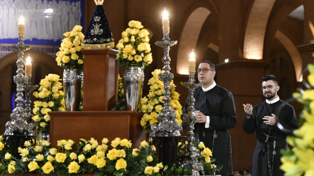 Ir. André Luiz Oliveira, C.Ss.R, e Ir. Marco Lucas Tomaz, C.Ss.R, durante a Profissão Perpétua no Santuário Nacional