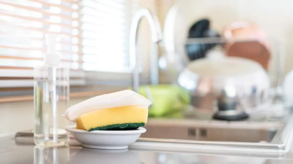 Imagem esponja de louca do artigo Como higienizar a esponja da louça da cozinha?
