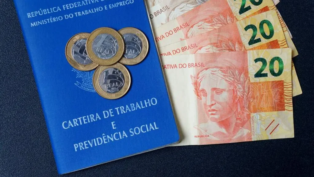 Imagem carteira de trabalho do artigo Contas básicas e itens de alimentação causam endividamento da população
