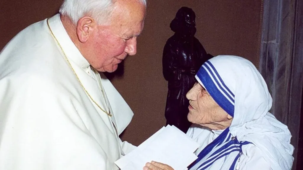 Imagem Sao Joao Paulo II e Madre Teresa de Caluta do artigo Conheça santos e santas que mantinham uma amizade