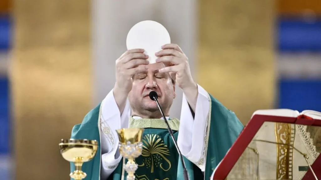 Imagem Padre Catalfo missionario redentorista no momento de consagracao do artigo Existe diferença entre comungar sob uma ou duas espécies?