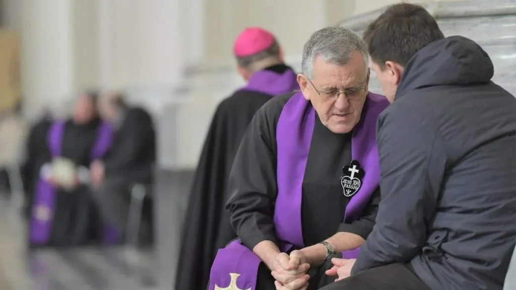 Imagem Catolico confessando do artigo Por que devo me confessar apenas com o sacerdote?