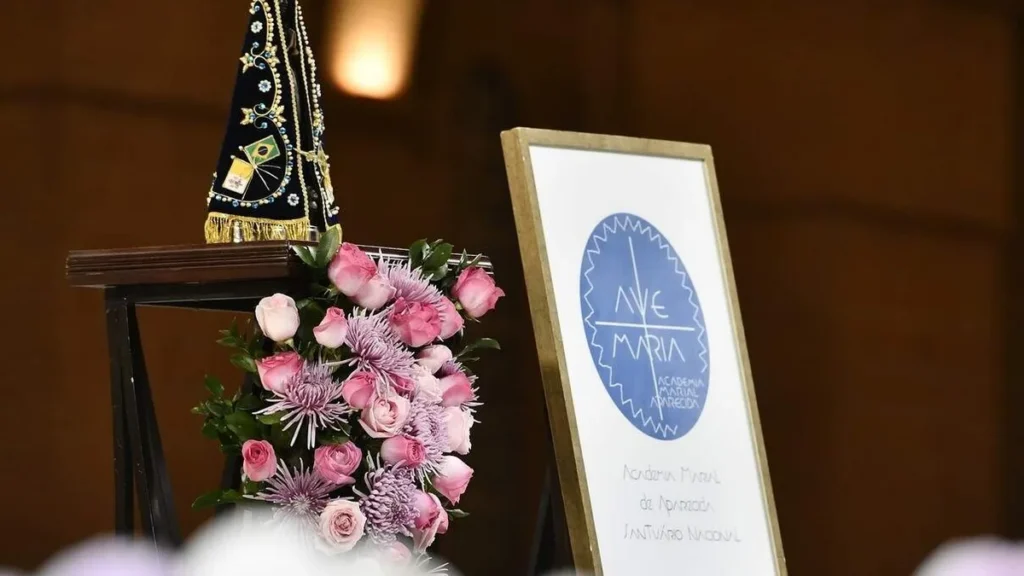 Imagem Imagem de Nossa Senhora e Logo da Academia do artigo Academia Marial de Aparecida celebra 40 anos em 2025