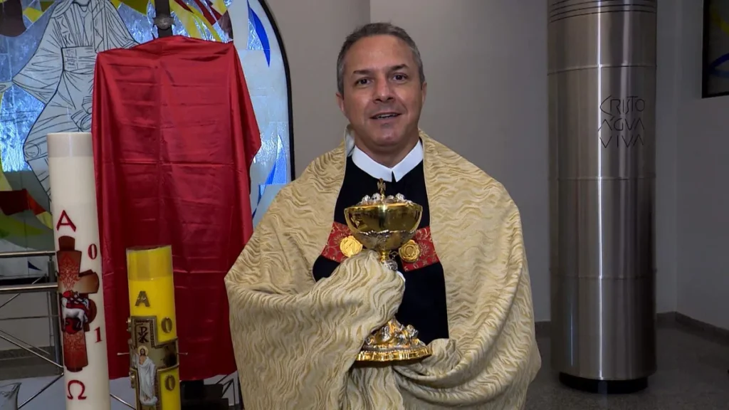 Pe. Camilo Júnior e Pe. Eduardo Catalfo explicam o sentido de alguns símbolos e objetos, que fazem parte da liturgia da Semana Santa
