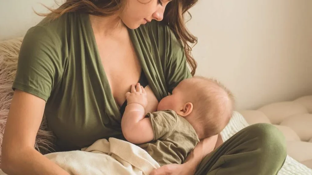 Imagem Mae amamentando seu bebe do artigo Pastoral da Criança ressalta importância do aleitamento materno