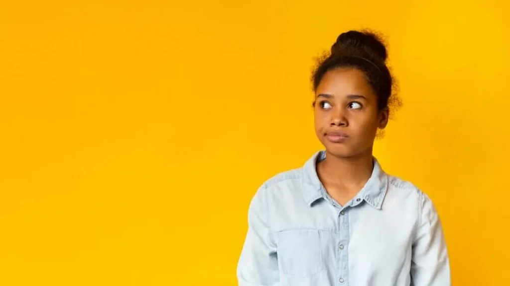 Imagem jovem com duvida do artigo Homilia JM: Qual é a fórmula da Santíssima Trindade?