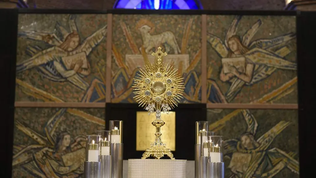 Imagem TLQ9254 web do artigo Benção da Noite especial de Corpus Christi será transmitido da Capela do Santíssimo; participe!