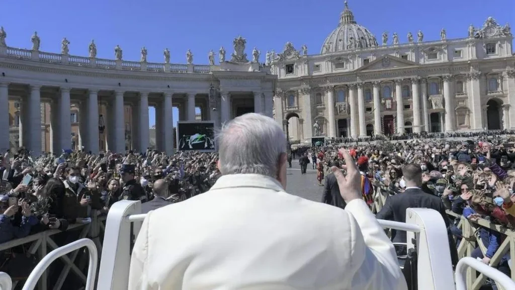 Imagem Papa Francisco em Roma do artigo Por que dizemos que a Igreja é Una, Santa, Católica e Apostólica?