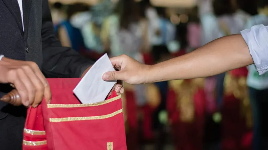 Imagem Oferta na Igreja do artigo Qual a diferença entre espórtula e dízimo?