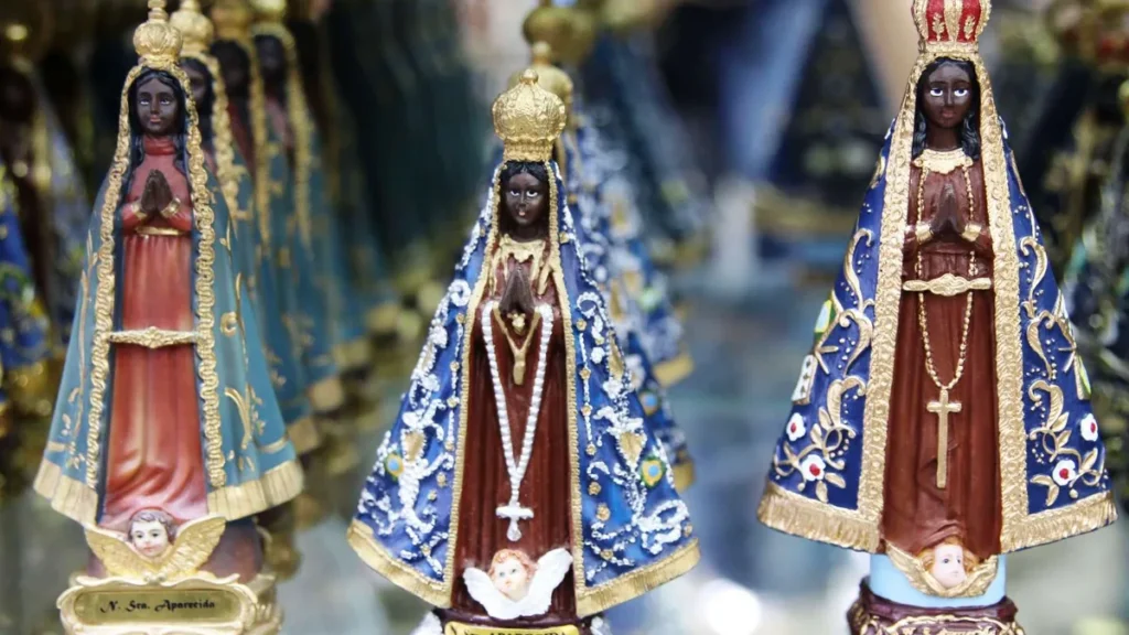 Imagens da Padroeira são encontradas em vários estilos e cores.