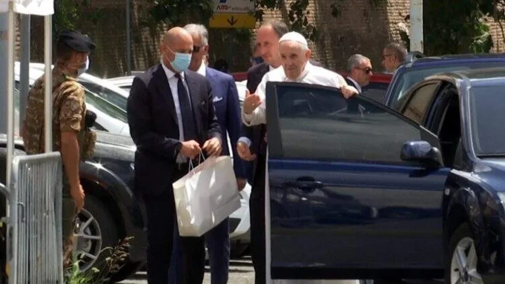Imagem papa francisco deixa hospital do artigo Papa Francisco recebe alta do hospital, 10 dias após cirurgia