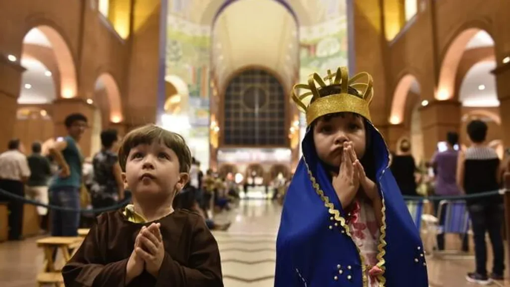Imagem crianca vestida de santo do artigo Por que pais vestem filhos pequenos como santos?