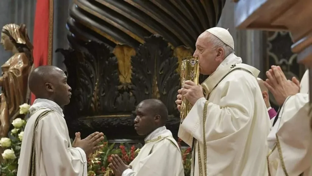 Papa Francisco preside Missa no Vaticano
