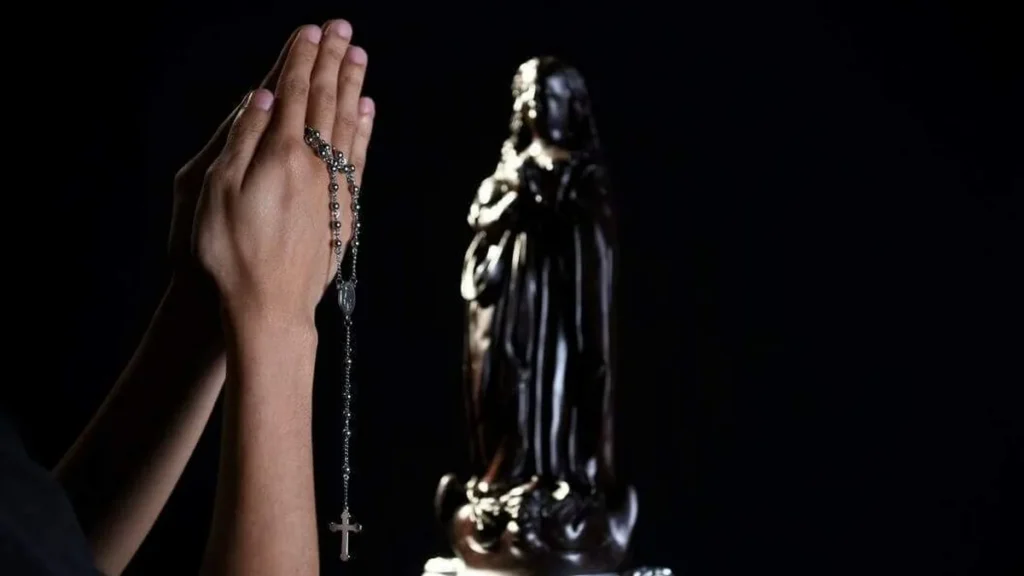 Imagem Nossa Senhora Aparecida e Terco do artigo Por que Nossa Senhora Aparecida é negra?