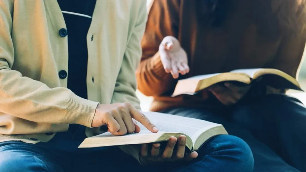Imagem Duas pessoas lendo a Biblia do artigo Como ler a Bíblia? 3 critérios para interpretar a Sagrada Escritura