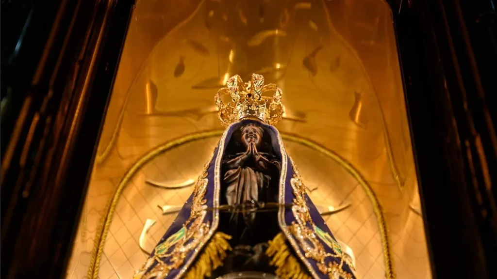 Imagem imagem de nossa senhora aparecida vista de baixo pra cima na basilica historica do artigo Por que Nossa Senhora da Conceição virou Aparecida?