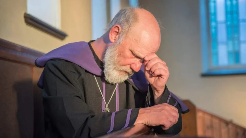 Imagem padre triste padre rezando padre concentrado do artigo Depressão e vida religiosa: entre o preconceito e a fé