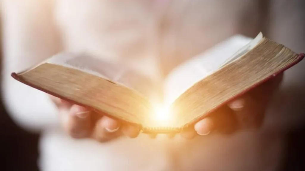 Imagem shutterstock bible do artigo Quem escreveu a Bíblia?