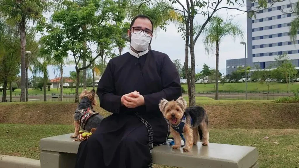 Imagem bencao animais final do artigo Bênção dos animais com Padre Henrique, Pingo e Juca