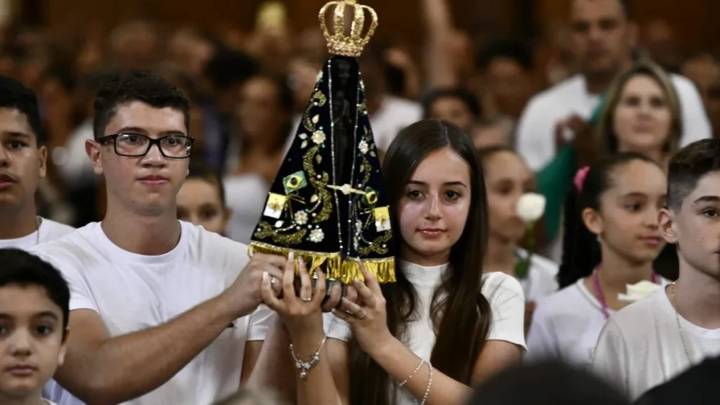Imagem Criancas com Nossa Senhora na Missa de Ano Novo do artigo Como preparar as crianças para a Santa Missa?