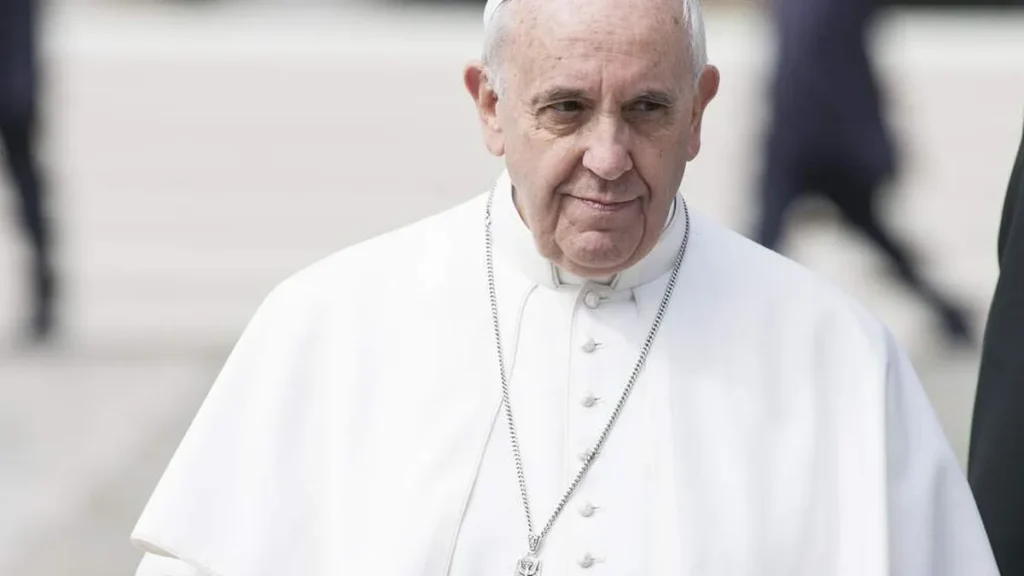 Imagem Papa Francisco Serio do artigo Dia de Finados: Papa reza no Cemitério Militar Francês
