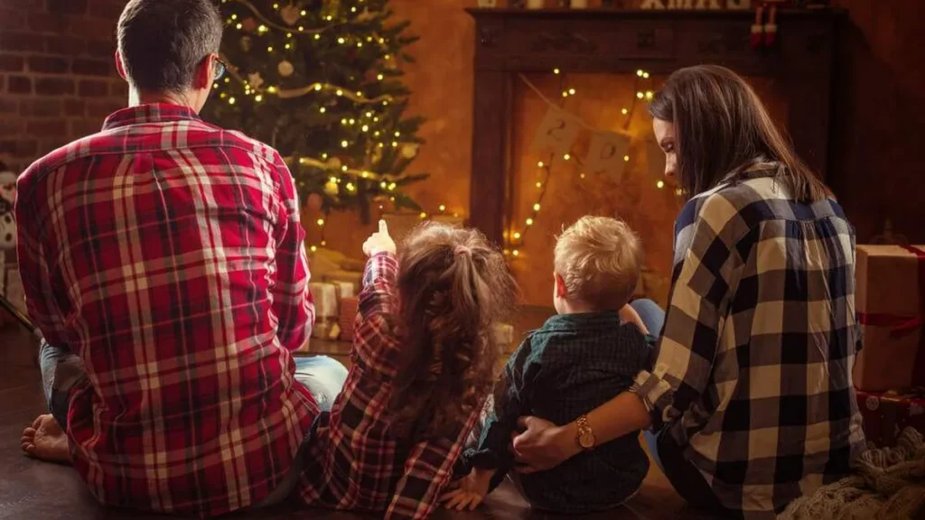 Imagem shutterstock 1259147848 familia natal oracao do artigo Como celebrar o Advento em família? Confira roteiro