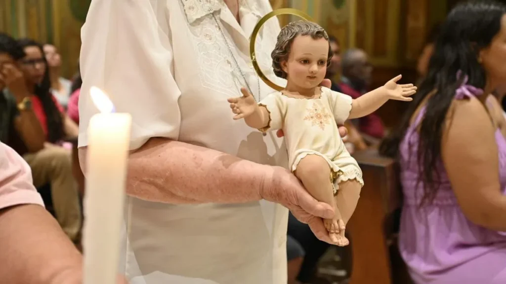 Imagem senhoras levam vela e menino jesus novena de natal 2024 ultimo dia do artigo Viva melhor o Advento e o Natal com a ajuda dos santos