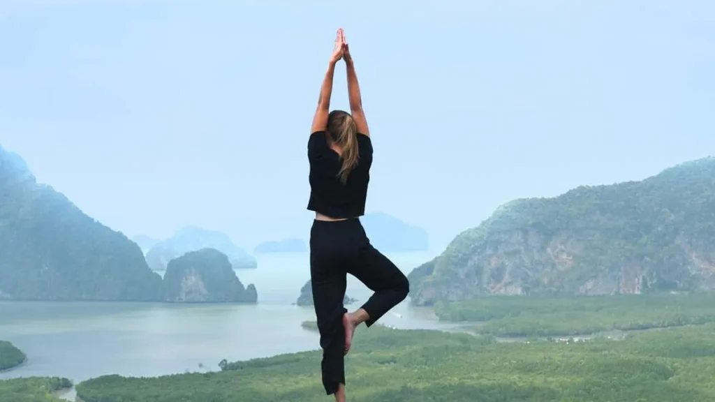 Imagem mulher praticando yoga do artigo Pode o católico fazer ioga?