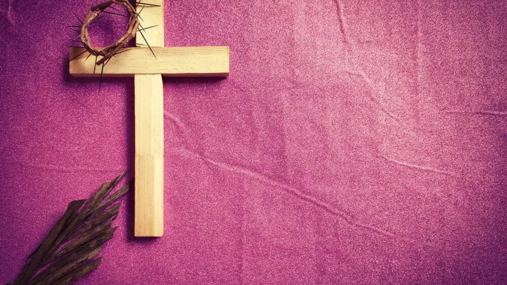 Imagem cruz de madeira com coroa de espinhos e fundo roxo do artigo Pecado mortal tem perdão?
