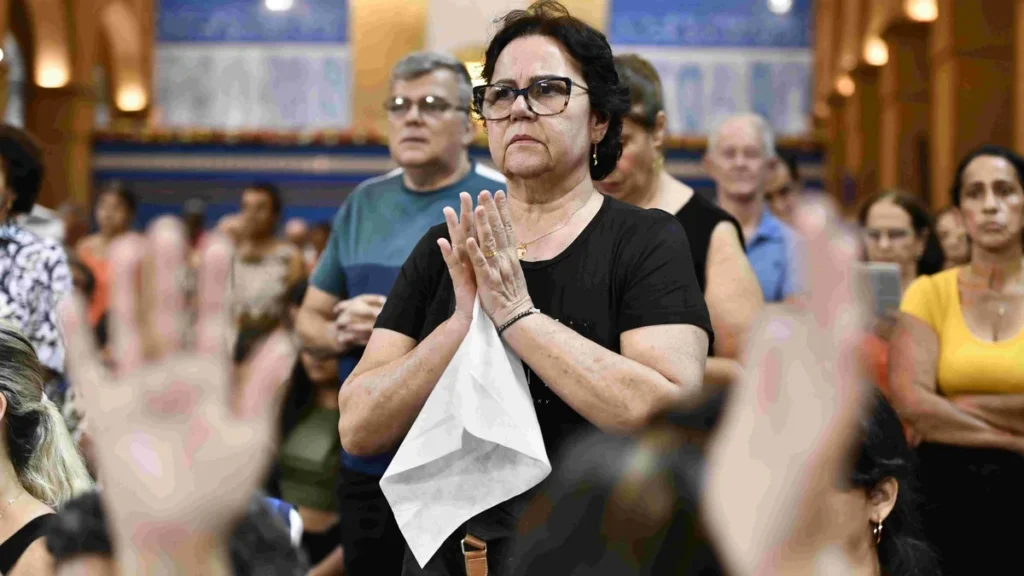 Imagem mulher com maos postas do artigo Qual o significado das promessas?